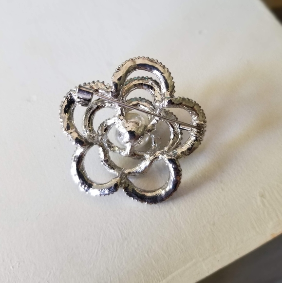 ๐ JEWELLERY 2/$25๐ Vintage flower brooch - Picture 2 of 2